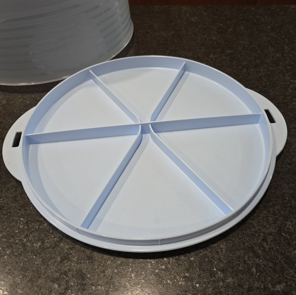 Tupperware Round Cake Taker - Blue Base - Picture 3 of 4